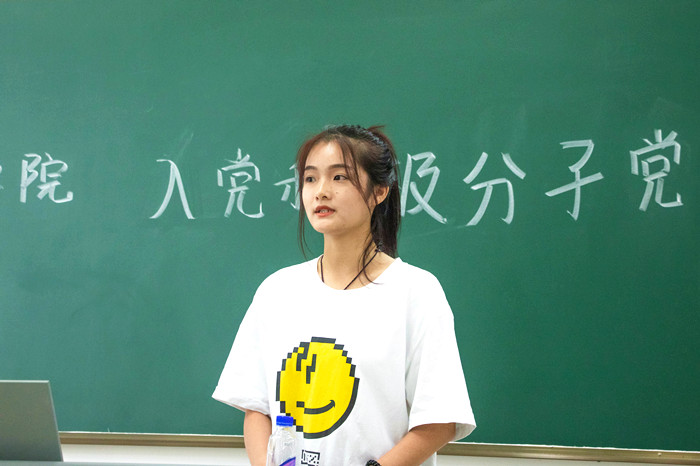 2积极分子答辩生.jpg