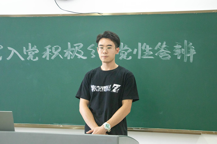 3积极分子答辩生.jpg